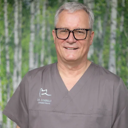 Portraitfoto von Dr. Bernhard Schebiella
